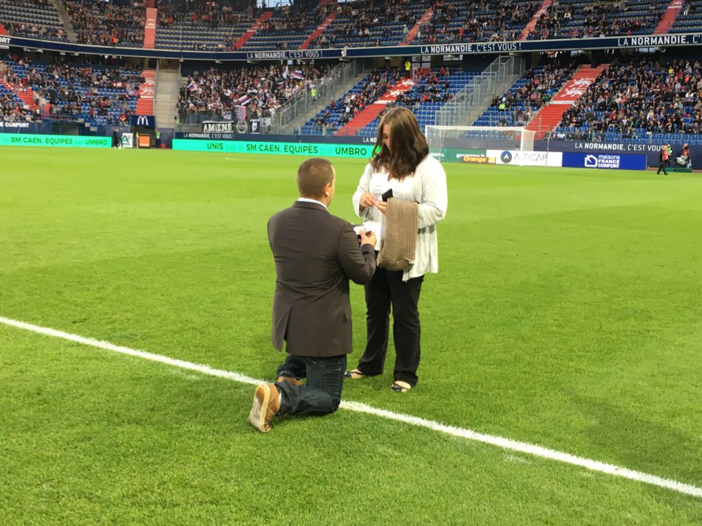 Il demande sa compagne en mariage avant un match de Ligue 1 