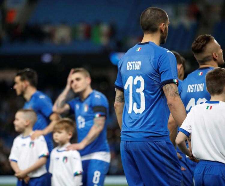 L'Italie rend hommage à Davide Astori en portant des chemises 'Astori 13' contre l'Argentine