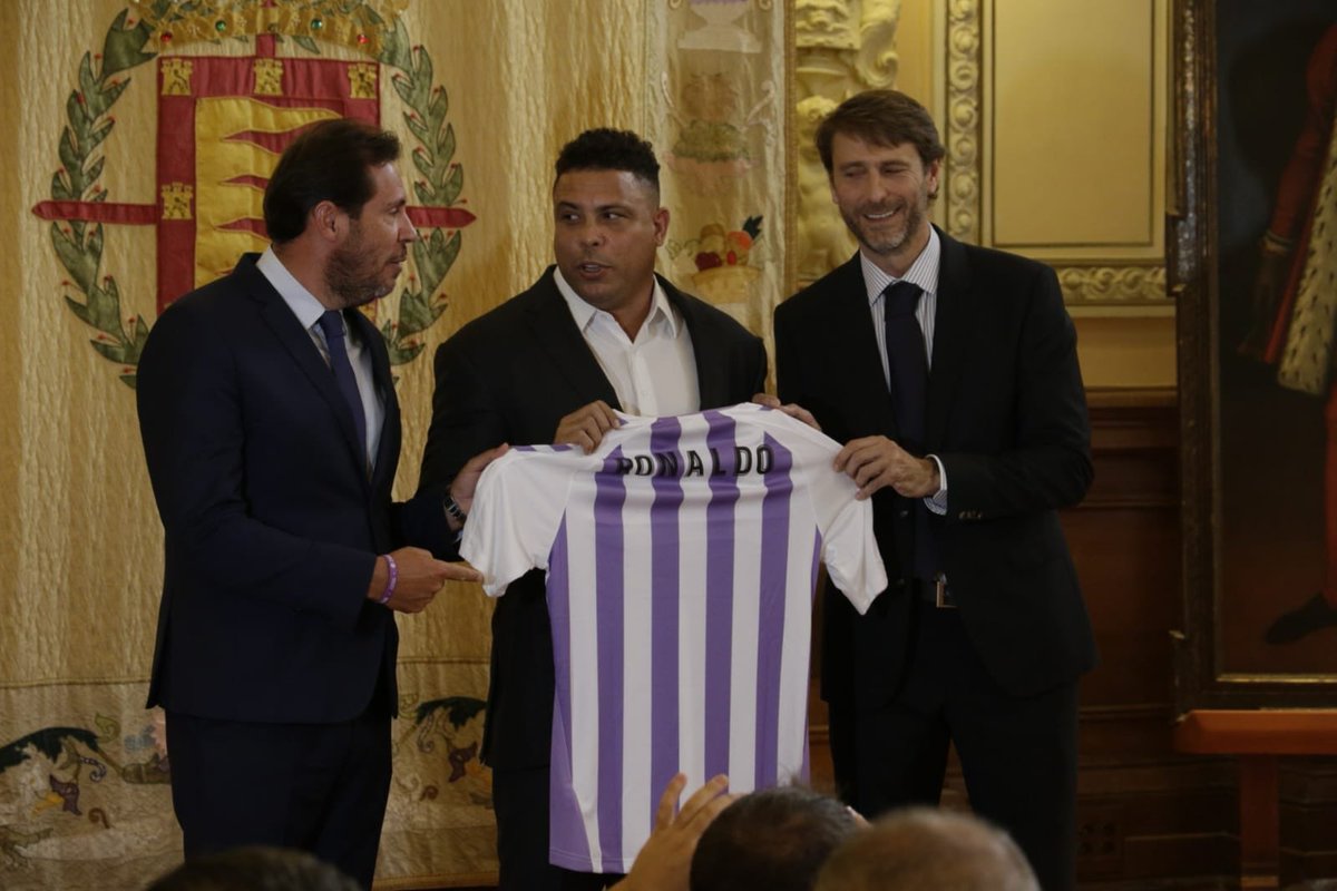 OFFICIEL : Valladolid a présenté Ronaldo comme le nouveau président du club. OFFICIEL : Valladolid a présenté Ronaldo comme le nouveau président du club.