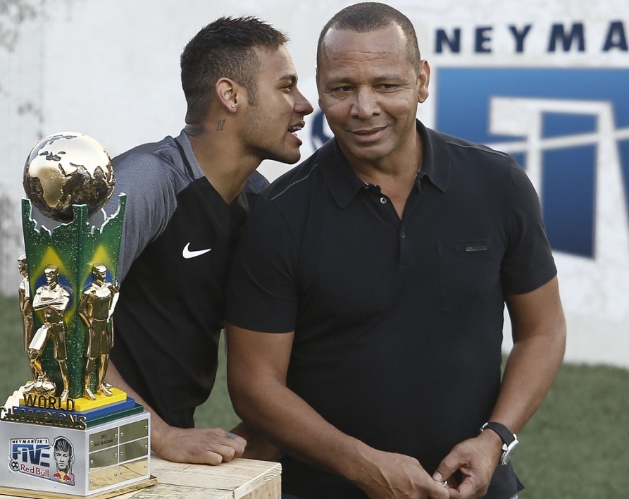 Le père de Neymar juge la polémique avec Cavani 