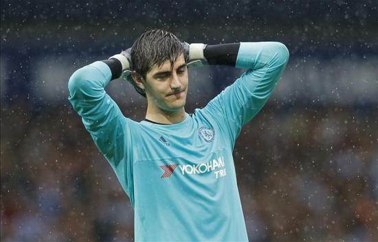 Les amateurs de Chelsea sont rage après des allégations selon lesquelles Thibaut Courtois a blessé sa cheville en filmant une publicité de la NBA