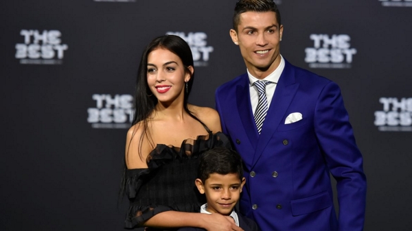 La petite amie de Ronaldo démissionne de son travail